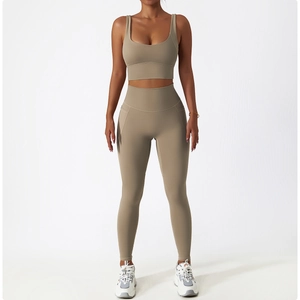 Détail de l'ensemble de yoga kaki avec poches latérales et legging de compression taille haute