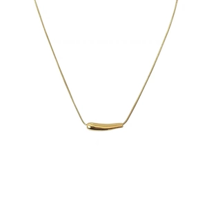 Collana minimalista a maglia serpente placcata oro con un pendente a barra orizzontale