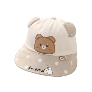 Chapeau de soleil beige pour bébé avec broderie ours et bord à pois pour protection estivale