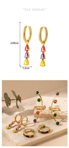 Détails des boucles d'oreilles dorées avec zircons de couleur et mesures précises