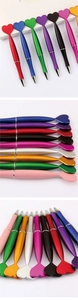 Détail de stylos à bille colorés en forme de cœur avec finitions métalliques polies