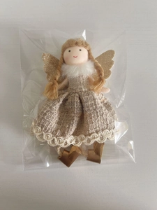 Détail d'une poupée ange faite main beige avec ailes dorées et robe en toile de jute