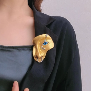 Abstract Metal Face Brooch For Women Artistic Surrealism Mask Pin With Blue Eye Rhinestone Gold Silver Plated Personality Jewelry