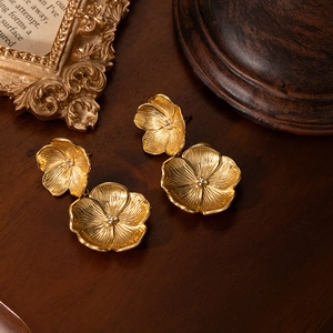 Vintage double flower stud earrings in 18K gold plated stainless steel with white rhinestones