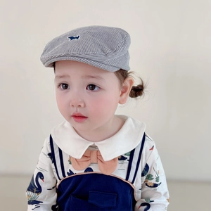 Béret rayé pour bébé garçon et tenue de gentleman avec motif de cygne et nœud papillon