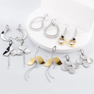 Lot de 6 paires de boucles d'oreilles évidées avec strass en finitions or et argent