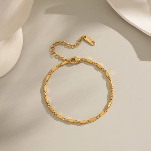 Détail d'un bracelet à maillons rectangulaires en acier inoxydable plaqué or 18 carats