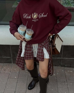 Style de rue en sweat-shirt bordeaux avec broderie Rich Soul et look superposé tendance