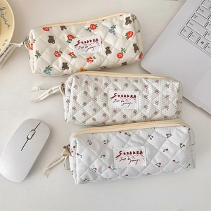 Détails de trousses à maquillage matelassées à motifs floraux et ours avec fermeture éclair