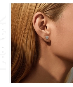 Détail du clou d'oreille en argent S925 en forme de cœur avec pavage en moissanite