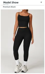 Détail de l'ensemble de yoga noir brossé avec legging taille haute et débardeur sport