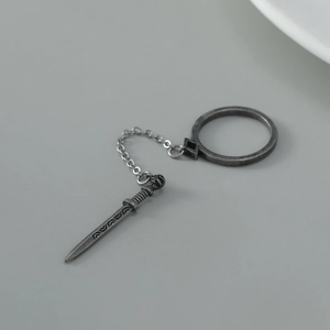 Gothic zwaard ring met ketting kwastje en schedel in vintage zilveren afwerking