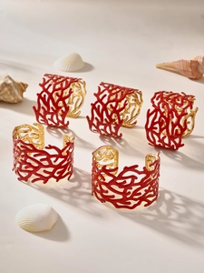 Détail macro de l'émail rouge et du bracelet filigrane corail plaqué or 18 carats