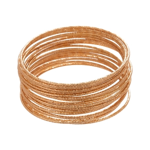 Set di 20 bracciali metallici dorati multistrato con finitura martellata da donna