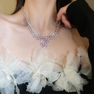 Dettaglio della collana con fiori in cristallo rosa sul collo con zirconi brillanti