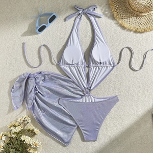 Maillot de bain violet métallisé avec paréo assorti et accessoires de plage d'été