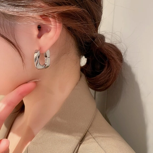 Gros plan de boucles d'oreilles argentées en forme de U sur un modèle pour le quotidien