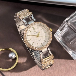 Détail d'une montre à quartz pour femme avec lunette en strass et bracelet en métal argenté