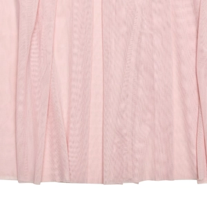 Detaillierte Makroaufnahme von elegantem rosa Netztüll mit weichen Falten und Textur