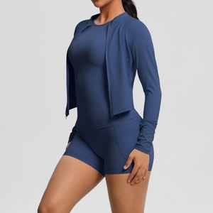 Ensemble de yoga 3 pièces bleu foncé avec veste zippée, haut ajusté et short taille haute