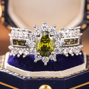 Makroaufnahme von olivgrünem Zirkonring mit Halo-Blumenfassung in Luxus-Box