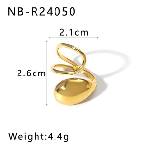 Vista dettagliata dell'anello in acciaio inossidabile placcato oro 18K da 4,4g