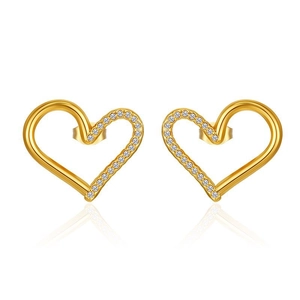 Gros plan de boucles d'oreilles cœur plaquées or 18 carats avec zircons et reflets nets