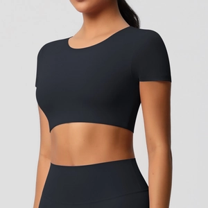 Ensemble de sport noir à manches courtes pour femmes avec leggings de yoga serrés