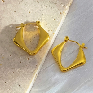 Boucles d'oreilles carrées géométriques plaquées or 18 carats sur fond de soie blanche
