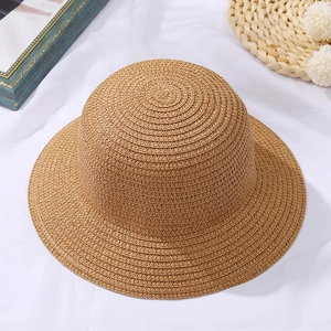 Vista dall'alto di un cappello di paglia intrecciato a mano con trama a spirale