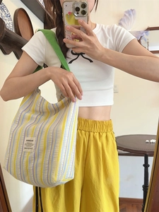 Grand sac cabas en toile à rayures jaunes violettes blanches et bandoulières vertes