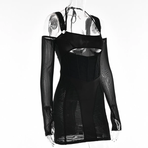 Détail de la robe moulante noire sexy avec panneaux en mesh et découpe à la poitrine