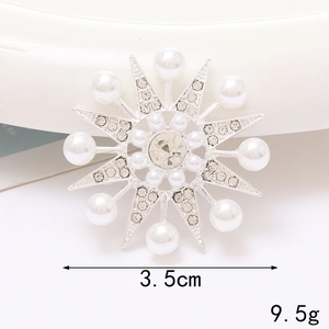 Star-shaped zinc alloy brooch with pearls and rhinestones, 3.5cm diameter and 9.5g weight