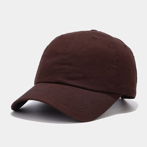 Dettaglio cappello baseball in cotone marrone scuro con struttura a sei pannelli e occhielli