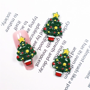 Detailansicht von 3D-Weihnachtsbaum-Nagelkunst-Anhängern aus Harz auf Nagelspitze