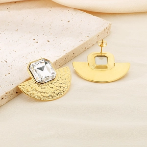 Dettaglio di orecchini a ventaglio placcati in oro 18K con zircone quadrato e martellato