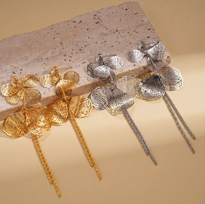 Boucles d'oreilles élégantes plaquées or 18k avec pétales ajourés et longues franges