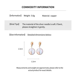 Détail montrant les dimensions et matériaux des boucles d'oreilles en perles