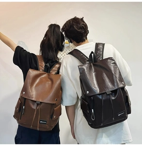 Vista posteriore di una coppia con zaini in pelle PU marrone e caffè con patta a coulisse