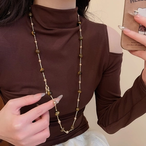 Nahaufnahme der Vintage-Halskette mit Tigerauge und Perlen für eleganten Stil