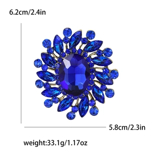Dettaglio della spilla a fiore con strass blu che mostra dimensioni 6,2 cm per 5,8 cm