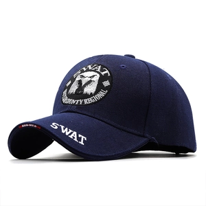 Détail de la casquette tactique SWAT bleu marine avec broderie d'aigle et visière brodée