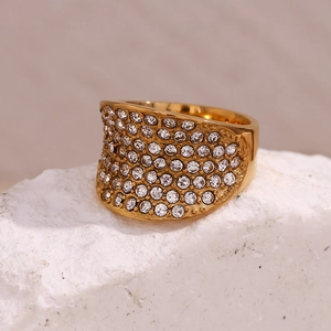 Vue détaillée d'une bague large plaquée or 18 carats avec pavage complet de cristaux