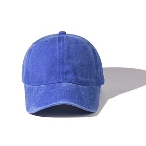 Détail d'une casquette de baseball en coton lavé bleu marine avec coutures à six panneaux