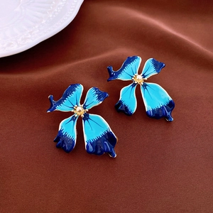 Boucles d'oreilles vintage fleurs émaillées bleu dégradé avec détails dorés sur velours