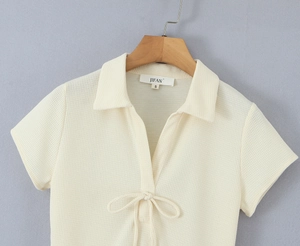Detail von Waffelstrick und Schnür-Polokragen an einem elfenbeinfarbenen Kleid