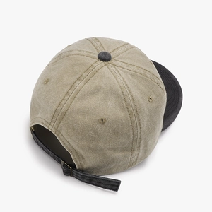Zweifarbige Baseballkappe aus gewaschener Baumwolle in Khaki und Grau mit Metallschnalle