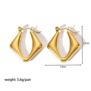 Vista dettagliata di orecchini a cerchio geometrici irregolari in oro 18K con misure
