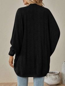 Vista posteriore di un cardigan nero con maniche a pipistrello e trama a coste verticali