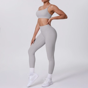 Détail de l'ensemble de yoga gris clair avec brassière à fines brides et legging taille haute